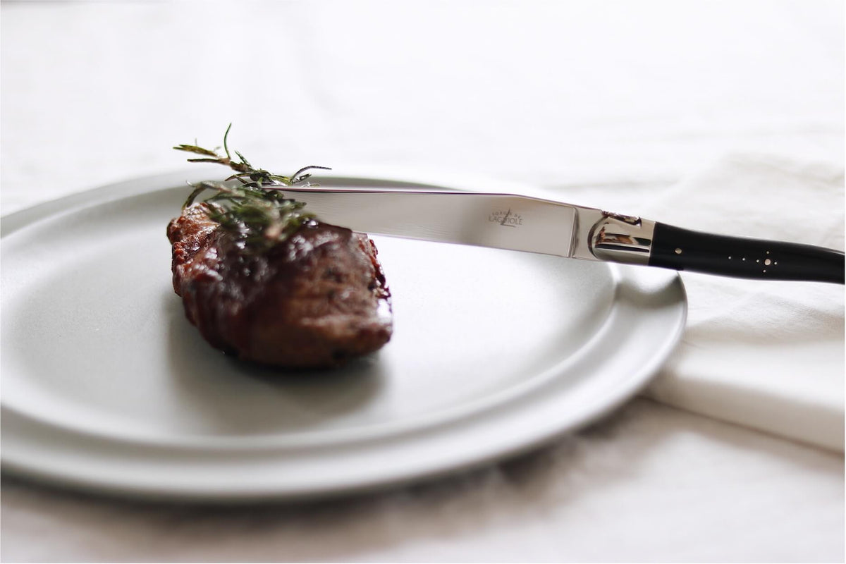 Couteaux Forge De Laguiole avec manches en corne foncée