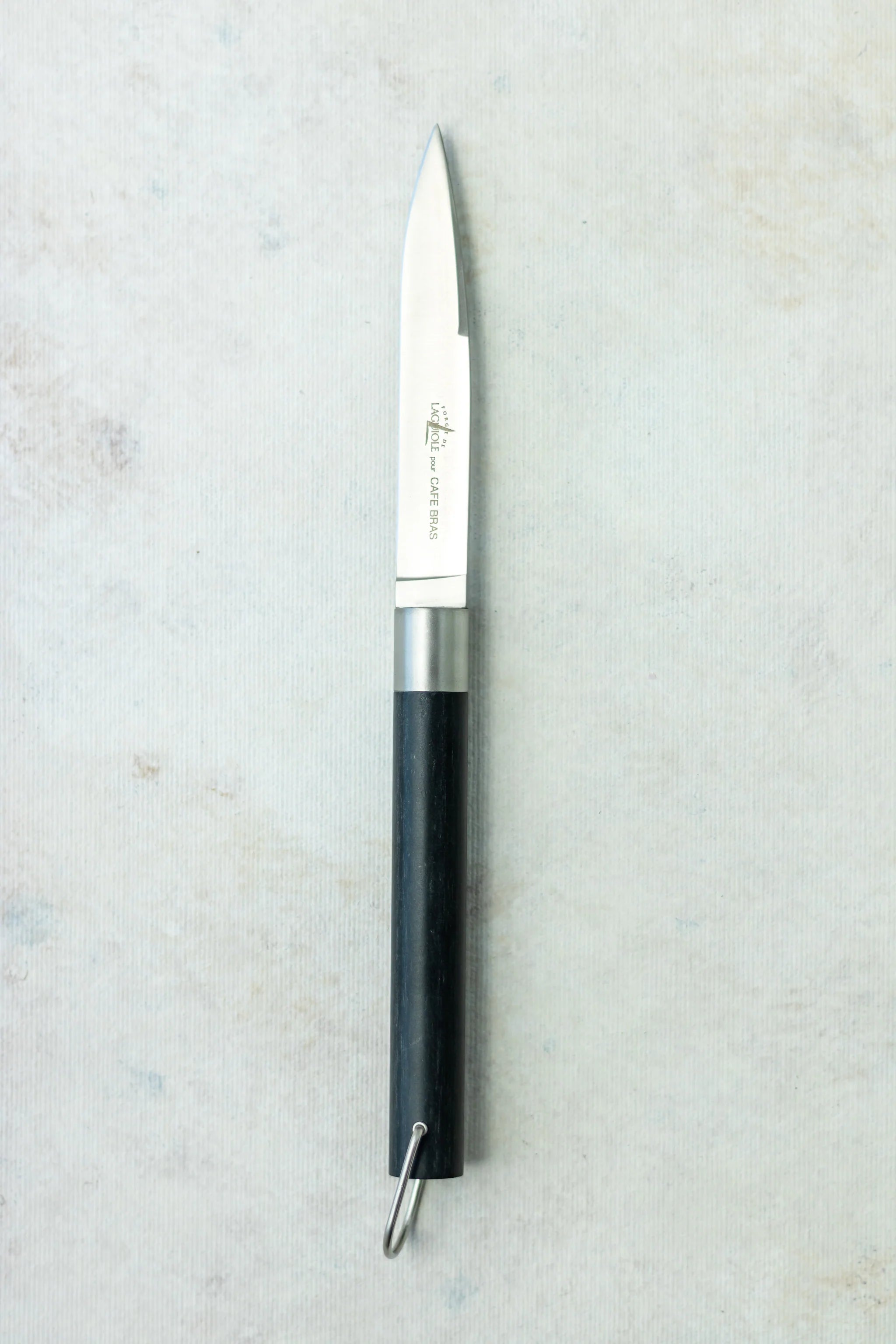 T BRASS PC Description : Couteau à steak « Café Bras » dessiné par Michel Bras, manche en fibre végétale composite noir, longueur totale 22 cm, finition mate