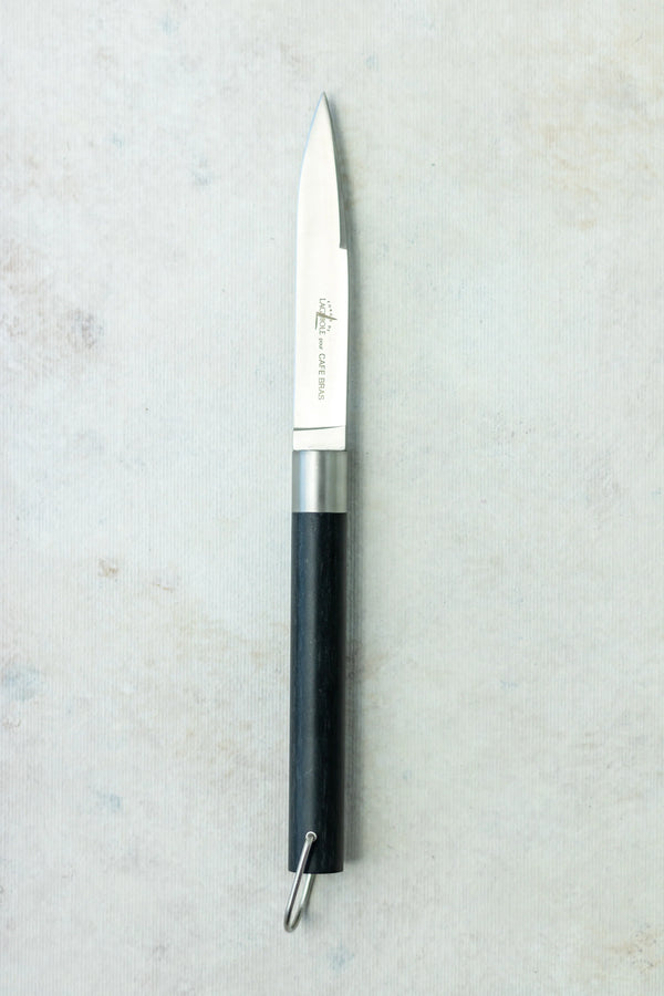 T BRASS PC Description : Couteau à steak « Café Bras » dessiné par Michel Bras, manche en fibre végétale composite noir, longueur totale 22 cm, finition mate