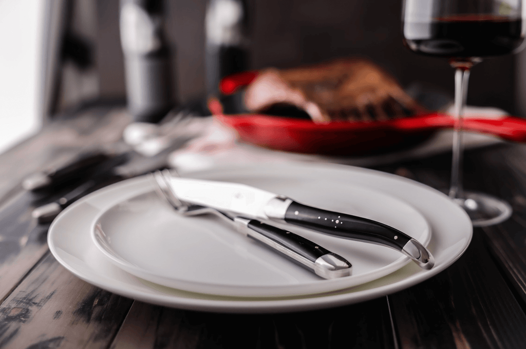 Couteaux Forge De Laguiole avec manches en corne foncée