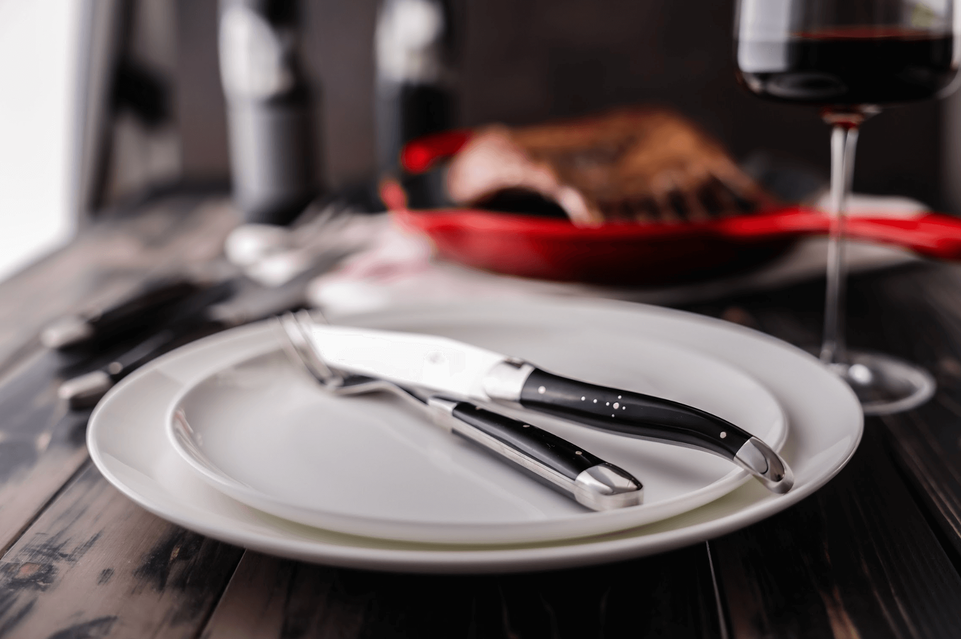 Couteaux Forge De Laguiole avec manches en corne foncée