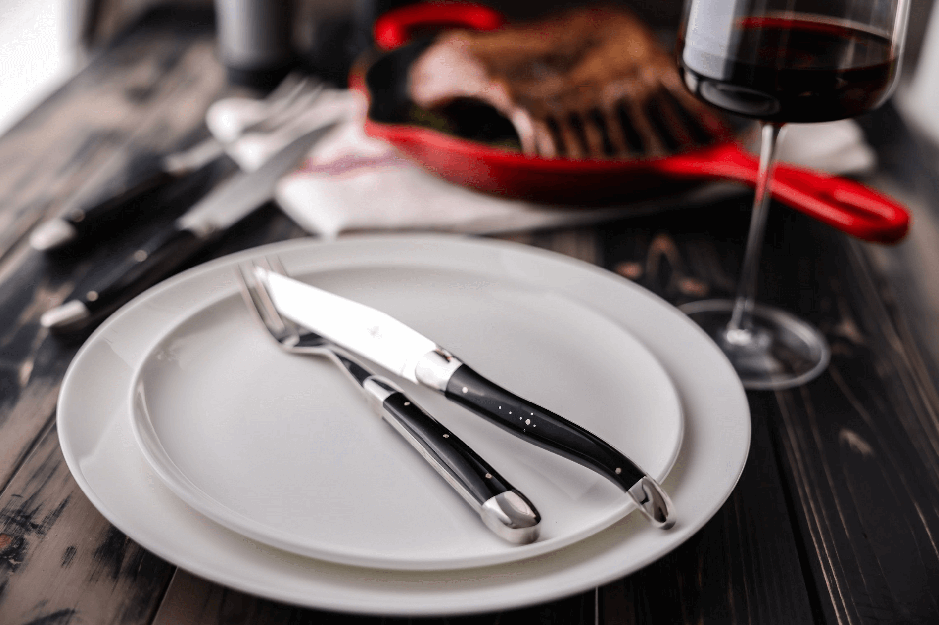 Couteaux Forge De Laguiole avec manches en corne foncée