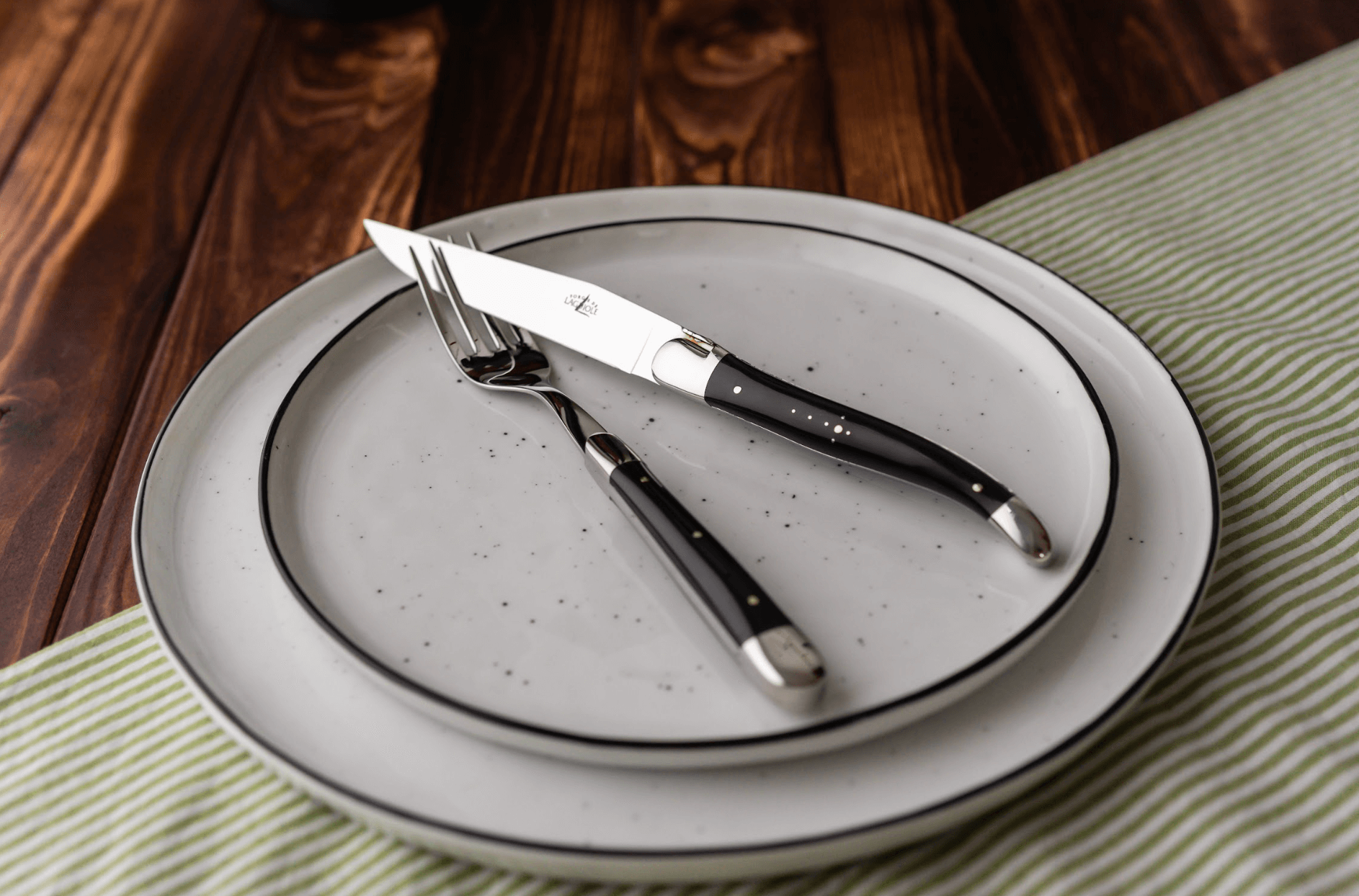 Couteaux Forge De Laguiole avec manches en corne foncée