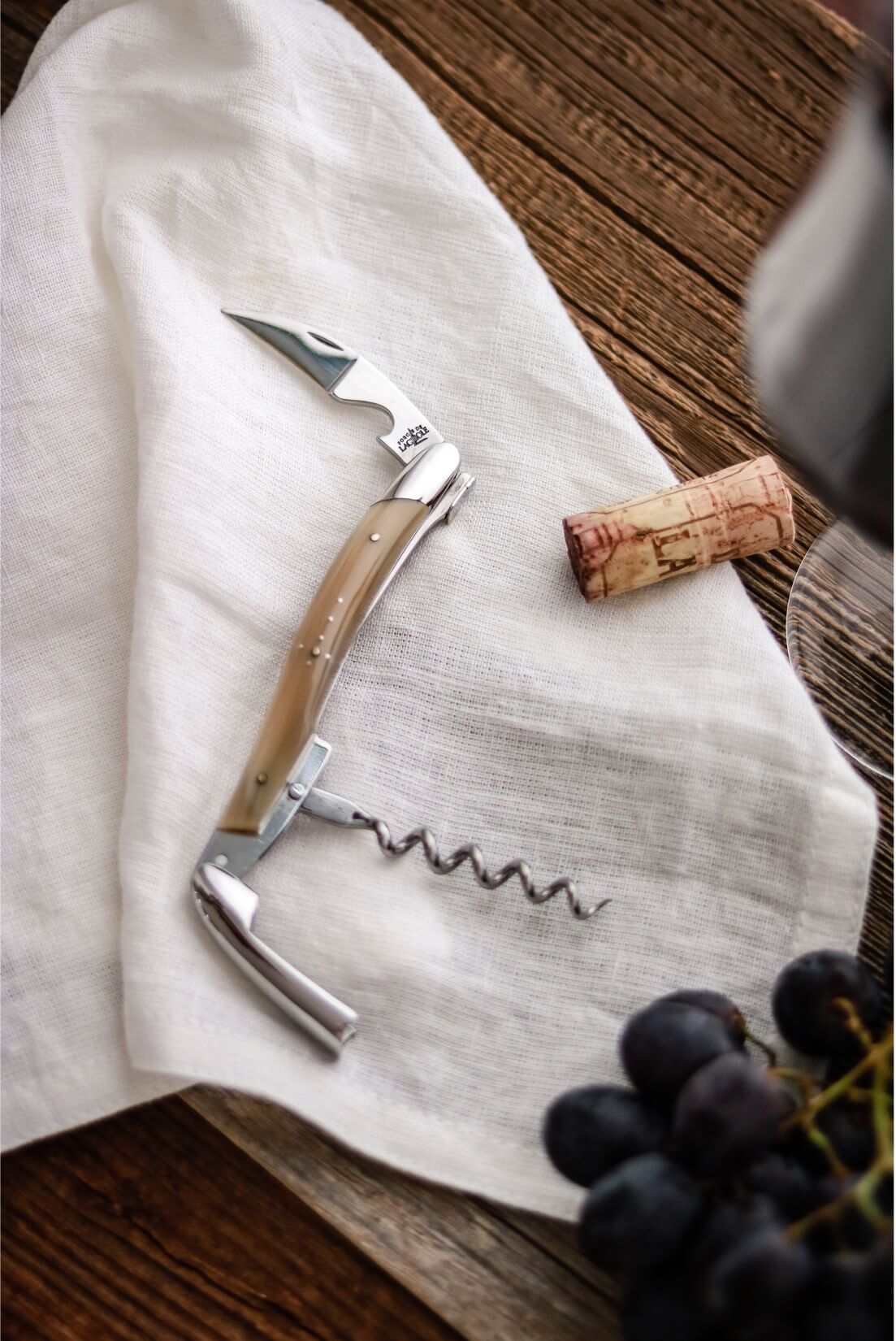 Tire-bouchon Forge De Laguiole Sommelier avec Corne Claire et finition Haute Polie.
