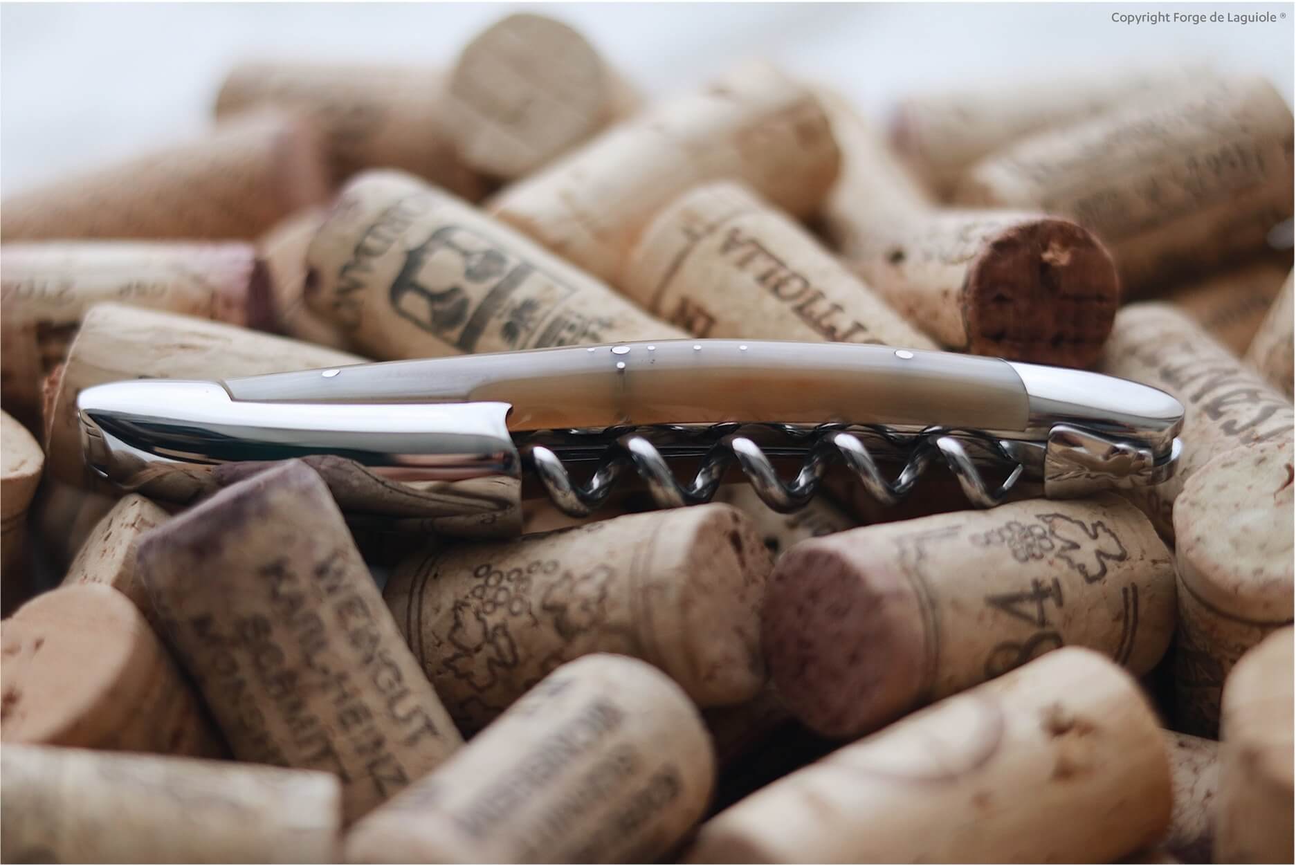 Tire-bouchon Forge De Laguiole Sommelier avec Corne Claire et finition Haute Polie.