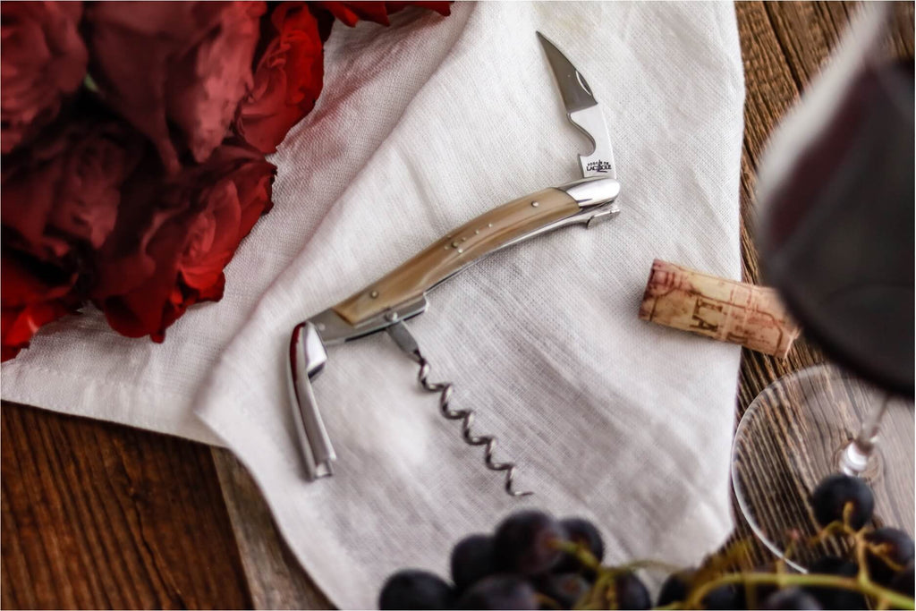 Tire-bouchon Forge De Laguiole Sommelier avec Corne Claire et finition Haute Polie.