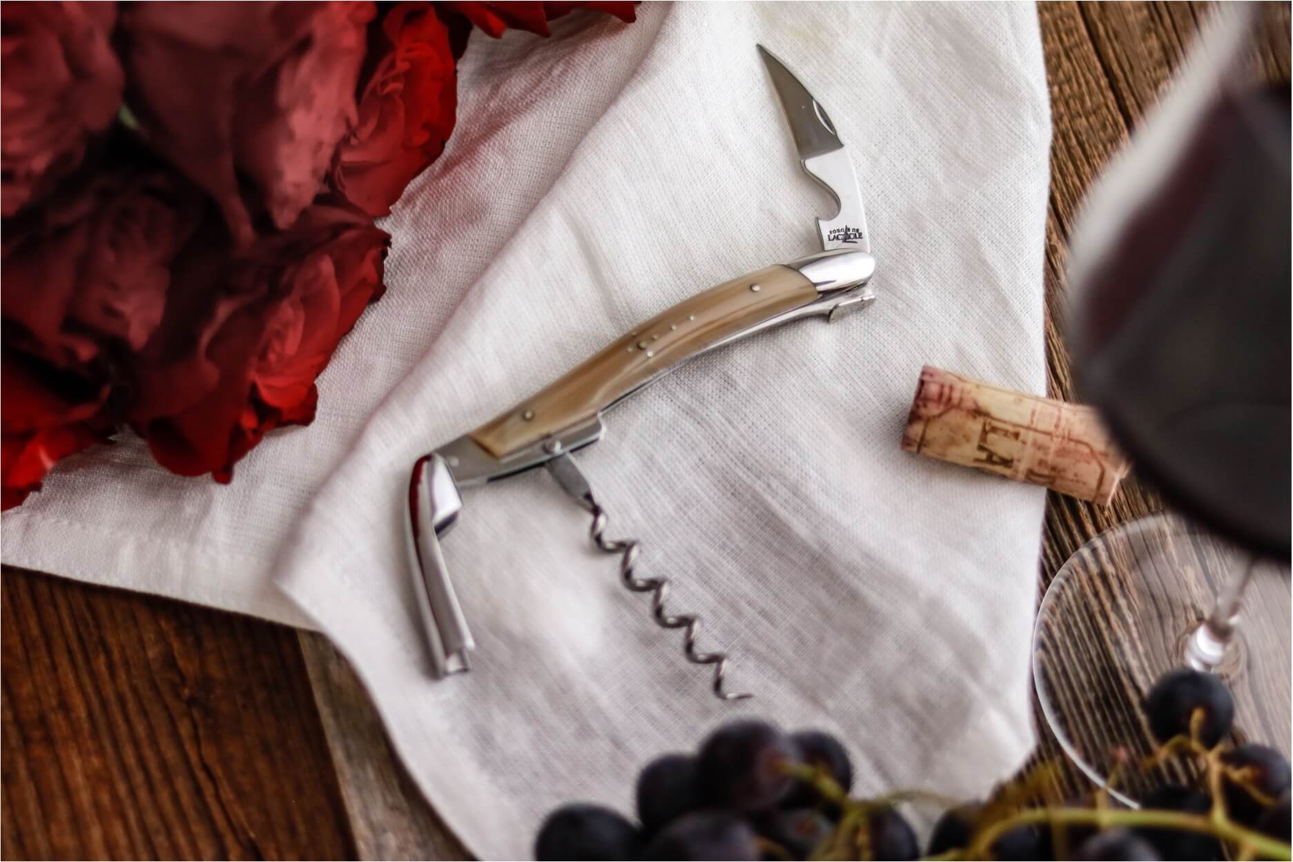 Tire-bouchon Forge De Laguiole Sommelier avec Corne Claire et finition Haute Polie.