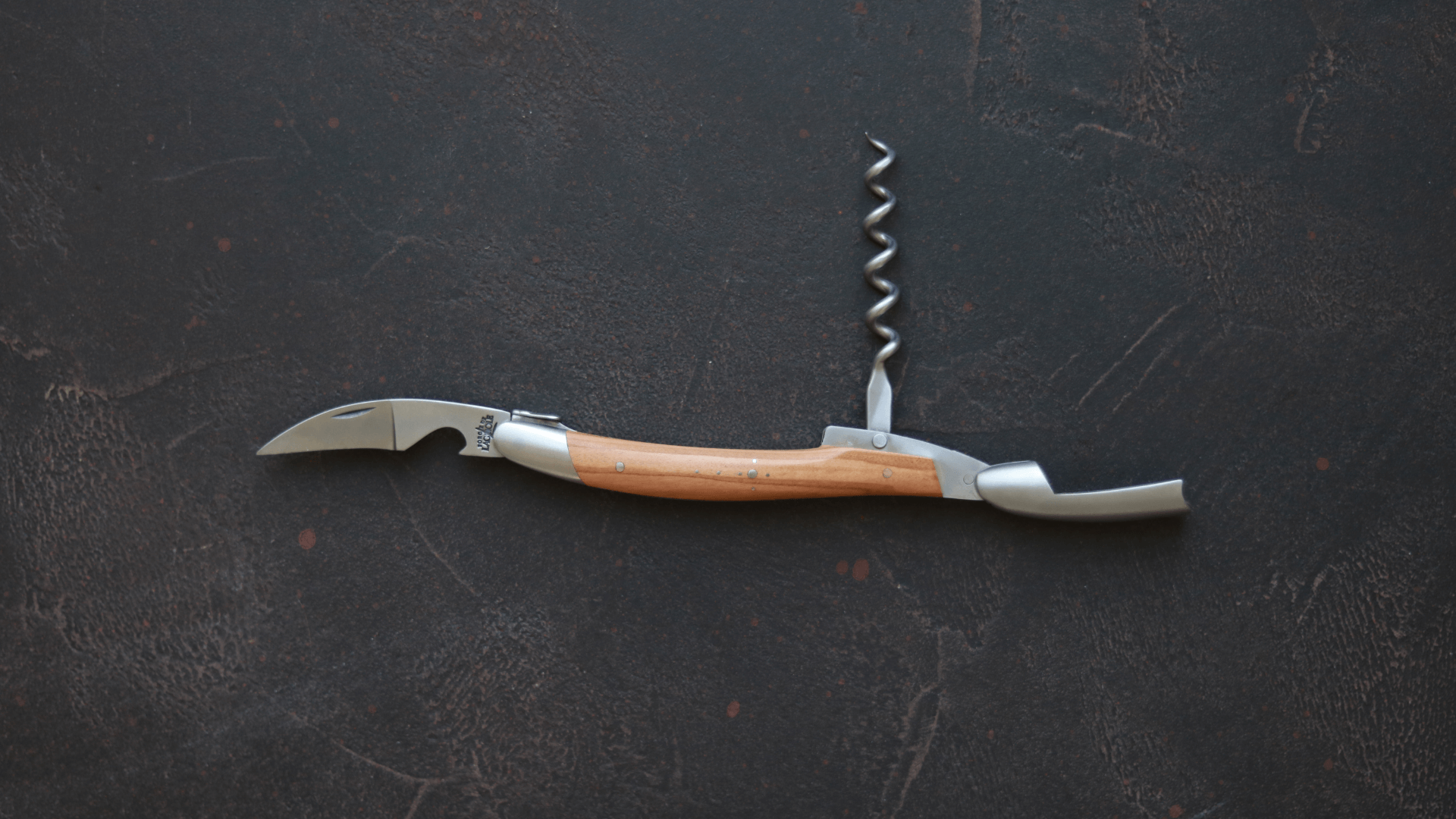 Tire-bouchon Sommelier Forge De Laguiole en bois d'olivier et finition satinée