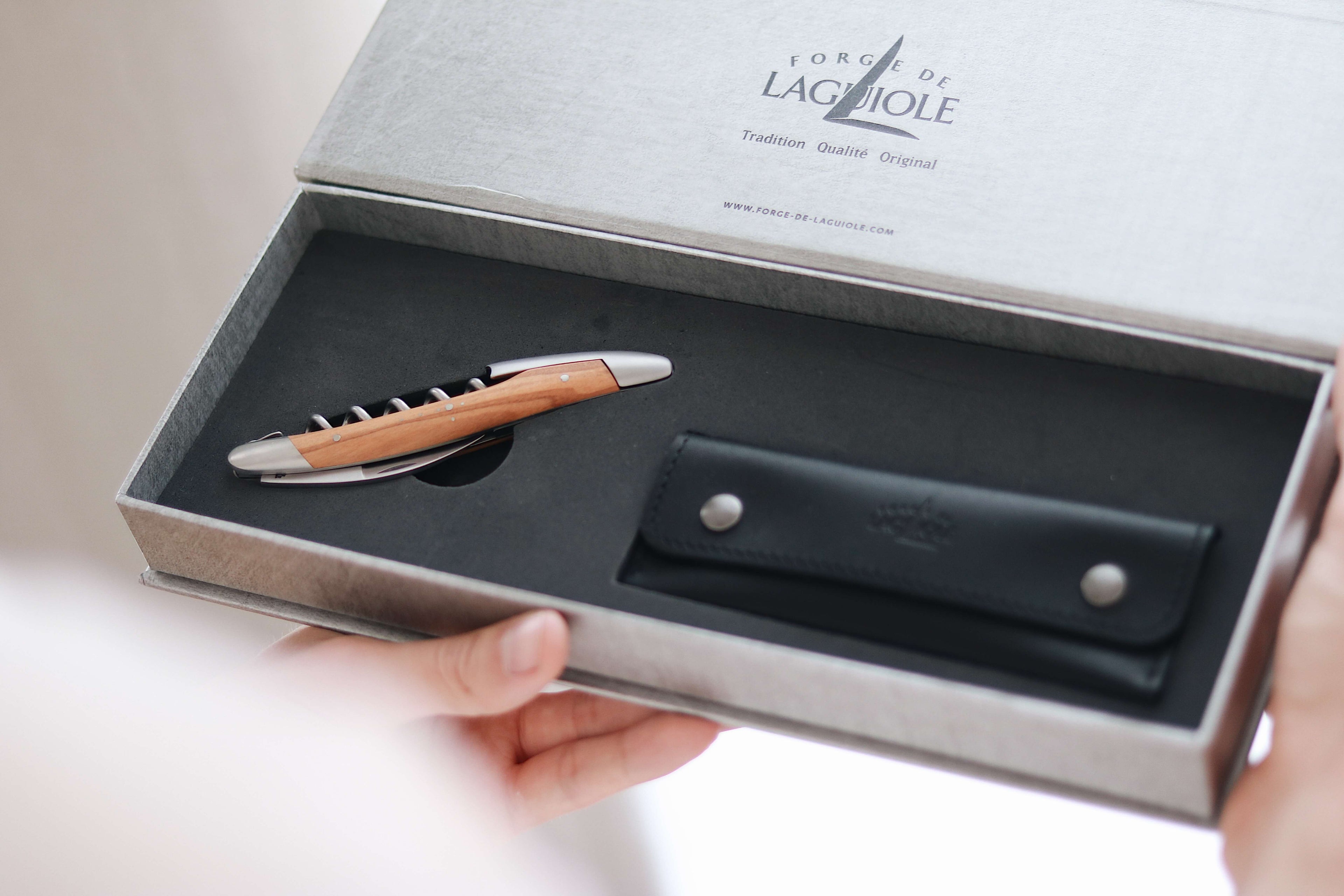 Tire-bouchon Sommelier Forge De Laguiole en bois d'olivier et finition satinée