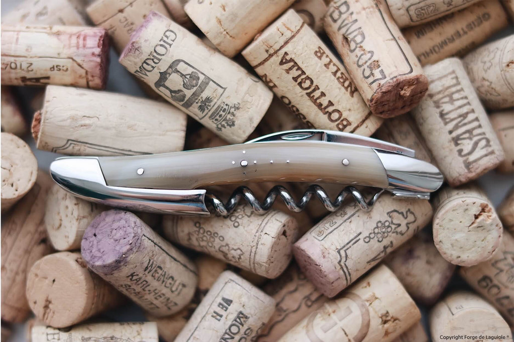 Tire-bouchon Forge De Laguiole Sommelier avec Corne Claire et finition Haute Polie.