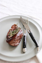 Couteaux Forge De Laguiole avec manches en corne foncée