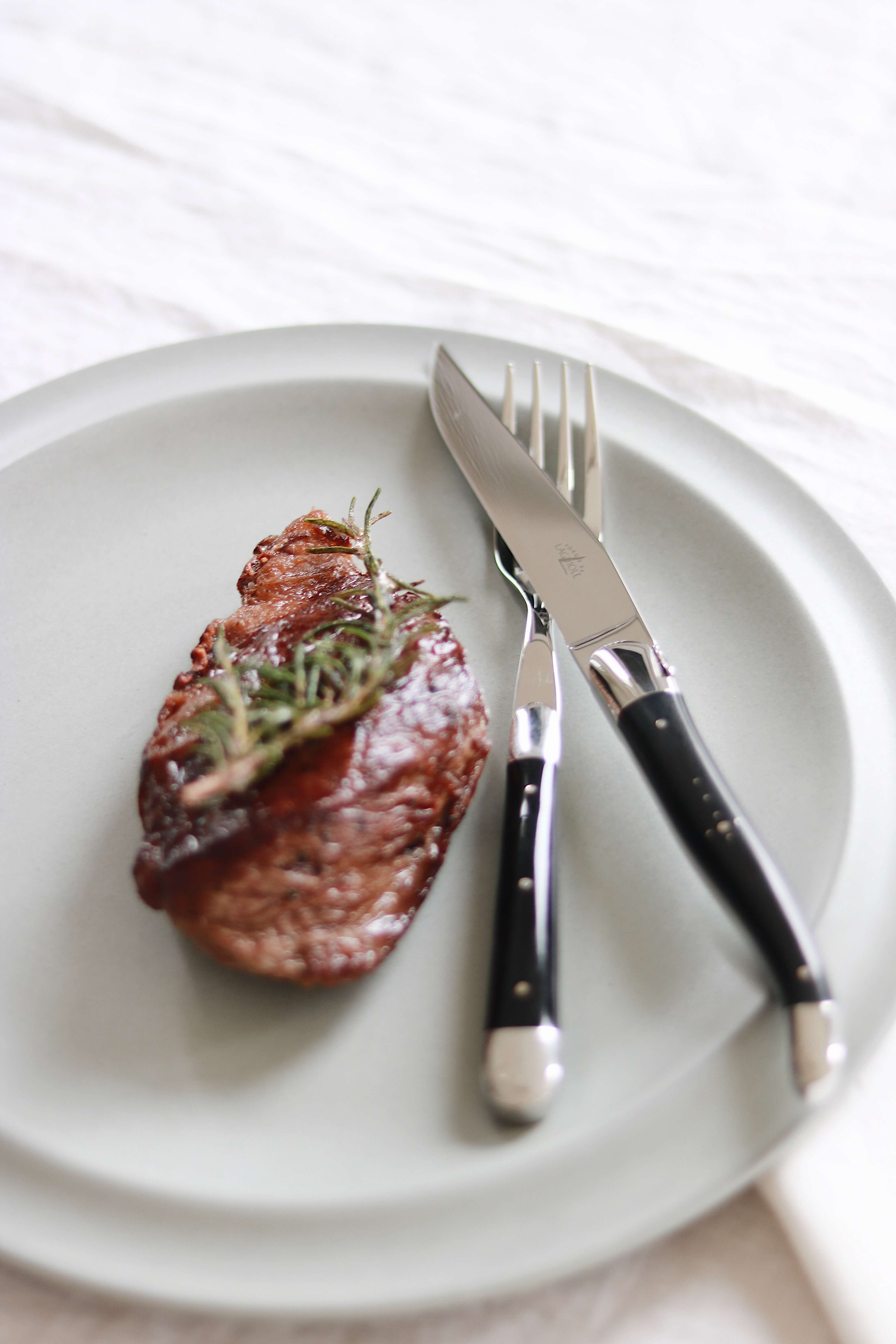 Couteaux Forge De Laguiole avec manches en corne foncée